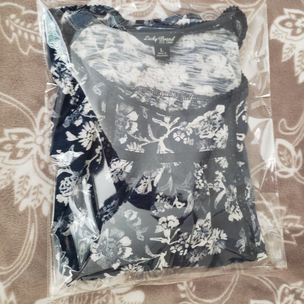 ✨ HP ✨Lucky Brand Blue/White Floral Top - Picture 6 of 7